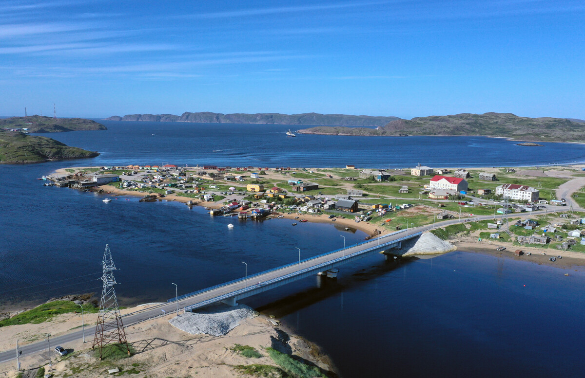 Murmanska regija. Pogled na vas Teriberka na obali Barentsovega morja. 