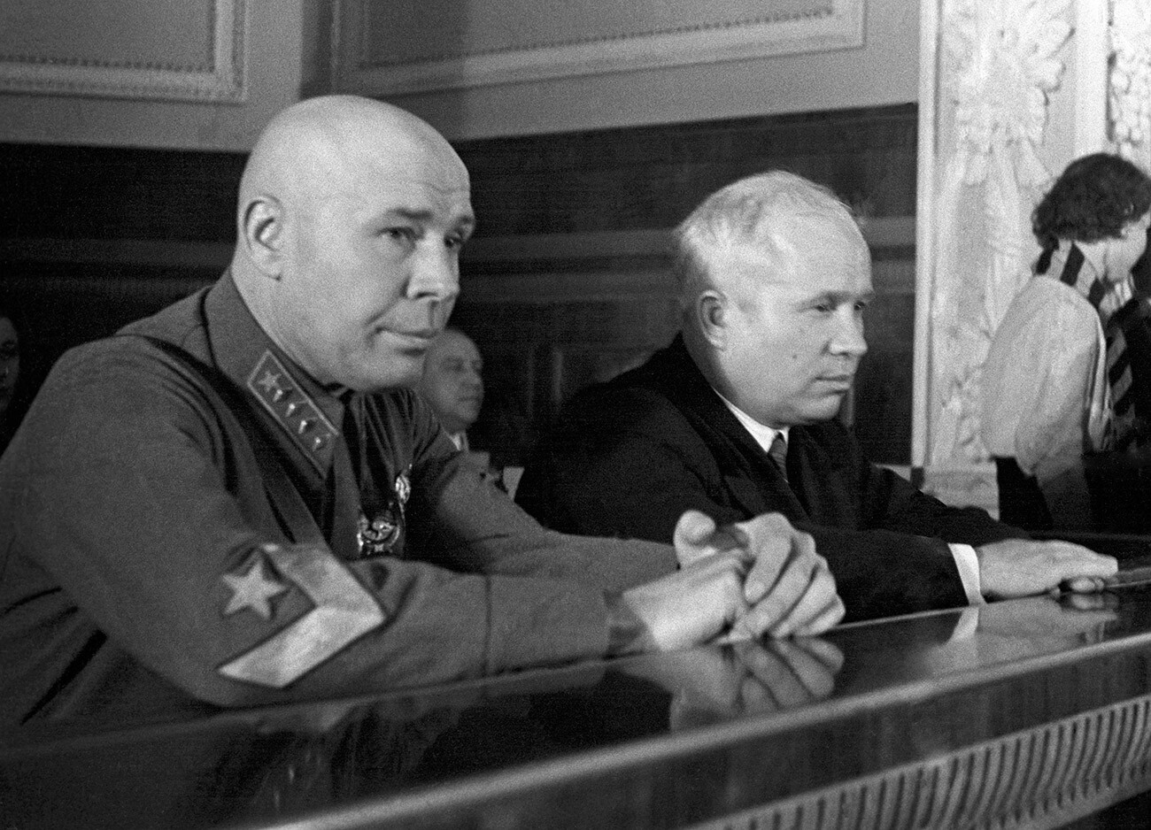 Il Comandante del Distretto militare speciale di Kiev Comandante di 1° grado Semjon Timoshenko (in primo piano) e il Primo segretario del Comitato centrale del Partito comunista ucraino Nikita Khrushchev