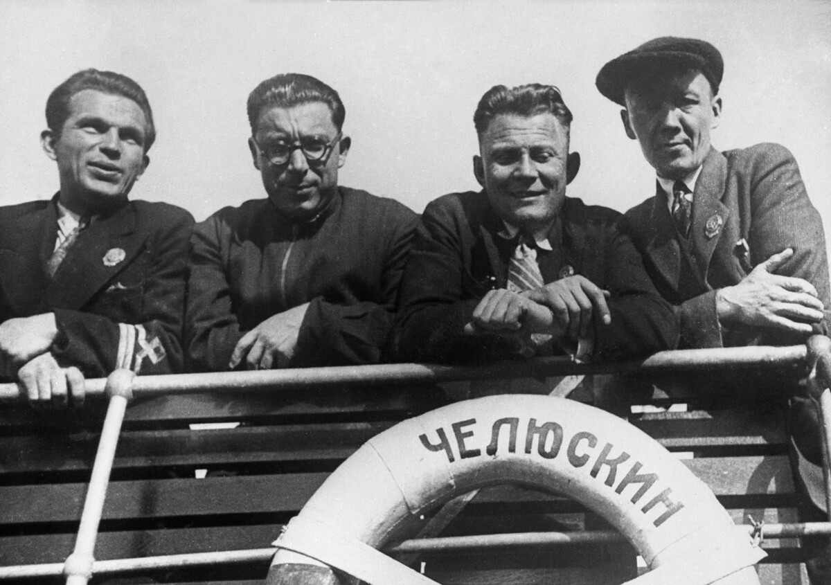 Miembros del 'Cheliuskin' antes de hacerse a la mar el 10 de agosto de 1933.