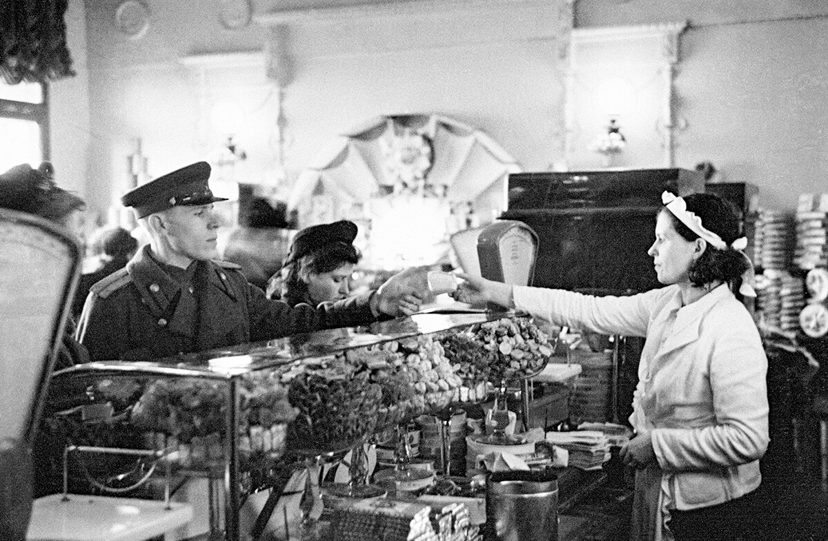 Tienda de dulces en Moscú, 1949.