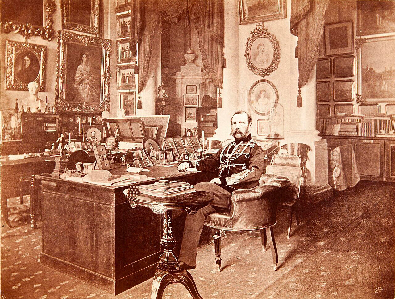 Alexander II. in seinem Arbeitszimmer im Winterpalast. Fotograf S.L. Lewizkij.