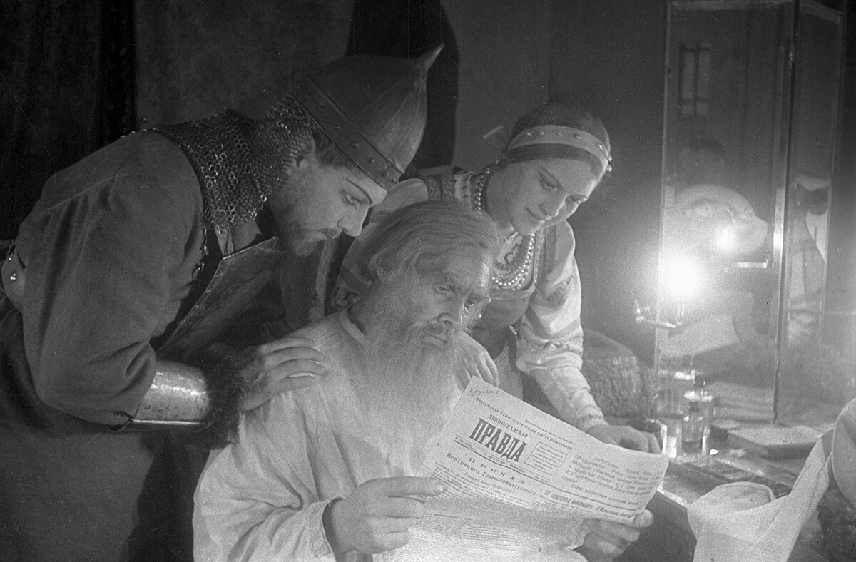 The theater's artists reading Pravda newspaper with new about the siege breakthrough