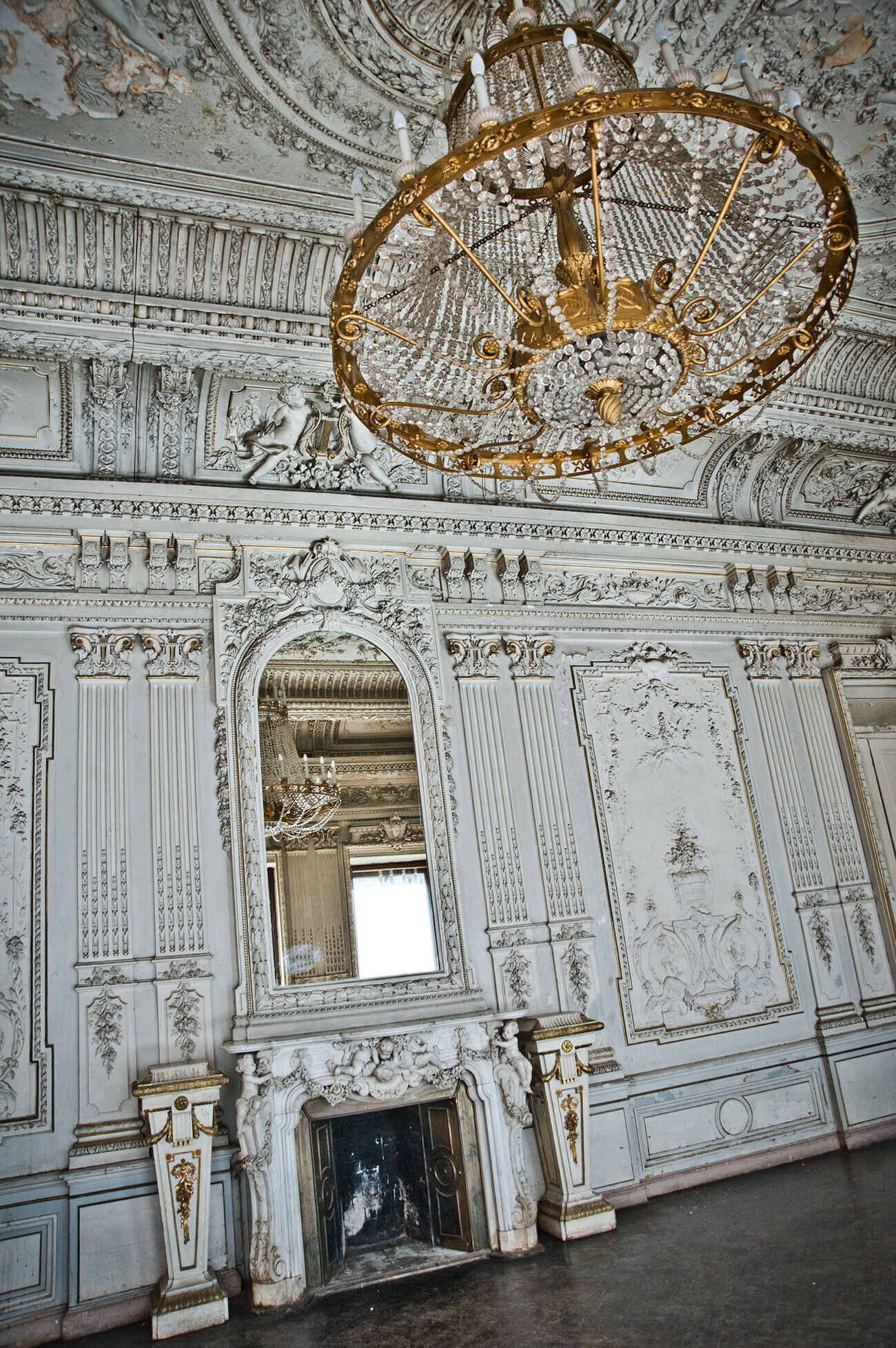 Interior rumah tua Brusnitsyn yang ditinggalkan di pulau Vasilievsky.