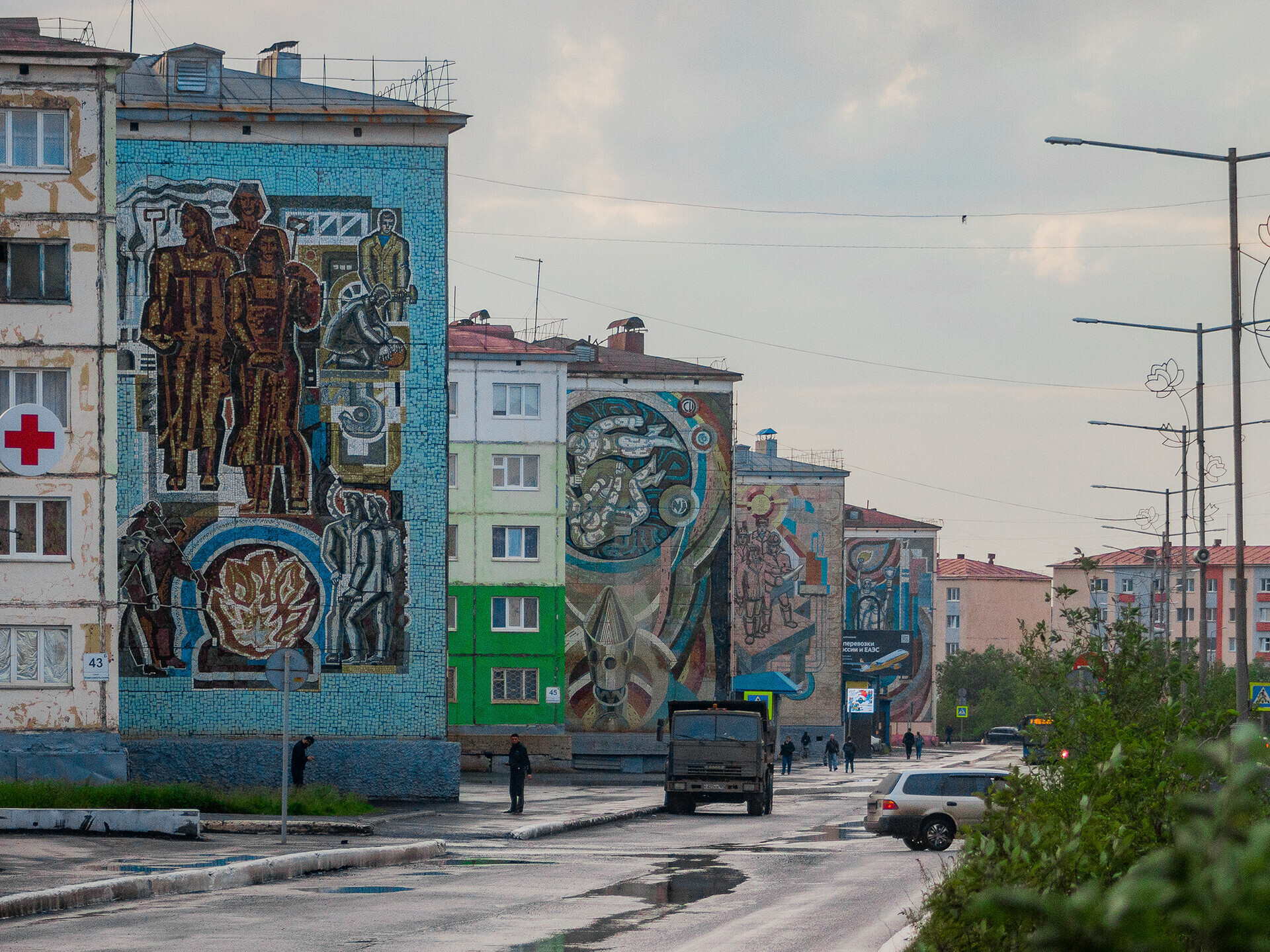 Mosaik Soviet di rumah-rumah.
