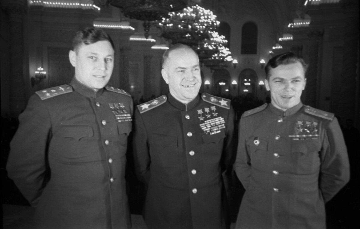 El as soviético Alexánder Pokrishkin, el mariscal Gueorgui Zhúkov e Iván Kozhedub en el Kremlin, 1945. 