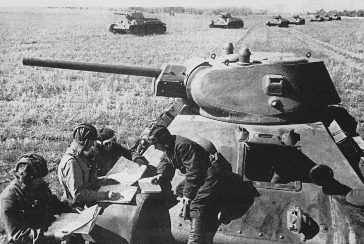 Major Semjon Baranov, poveljnik 5. tankovskega polka 172. strelske divizije, daje bojno nalogo poveljnikom čet ob tanku 'T-34-76'. 51. samostojna armada, območje severnega Krima, oktober 1941 