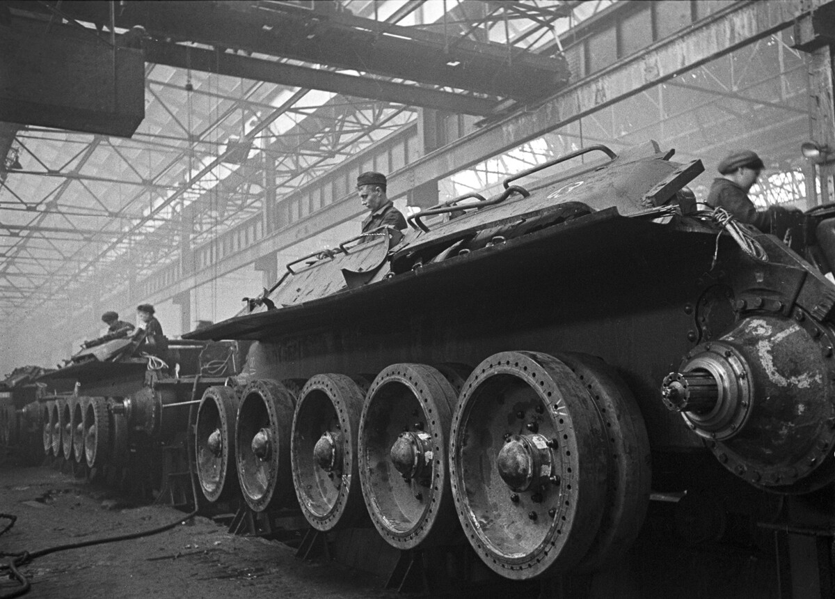 Montaža tankov na tekočem traku v Uralski tankovski tovarni št. 183 v Nižnem Tagilu 1942 