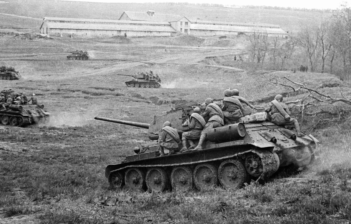 Odeska ofenzivna operacija enot 3. Ukrajinske fronte ob pomoči Črnomorske flote (26. marec - 14. april 1944). Sovjetski tanki 'T-34-85' z izkrcanjem enega od mehaniziranih korpusov, ki se borijo za postajo Razdelnaja pri Odesi 