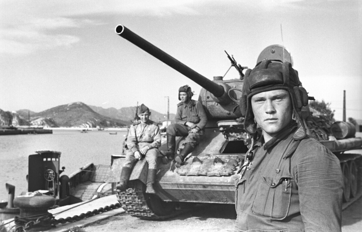 23 - 31. avgust 1945, Kitajska, Daljni vzhod, Port Arthur. Poveljnik posadke sovjetskega tanka 'T-34', poročnik gardne enote Vasilij Sarafanov med sovjetsko-japonsko vojno. Natančen datum fotografije ni določen.