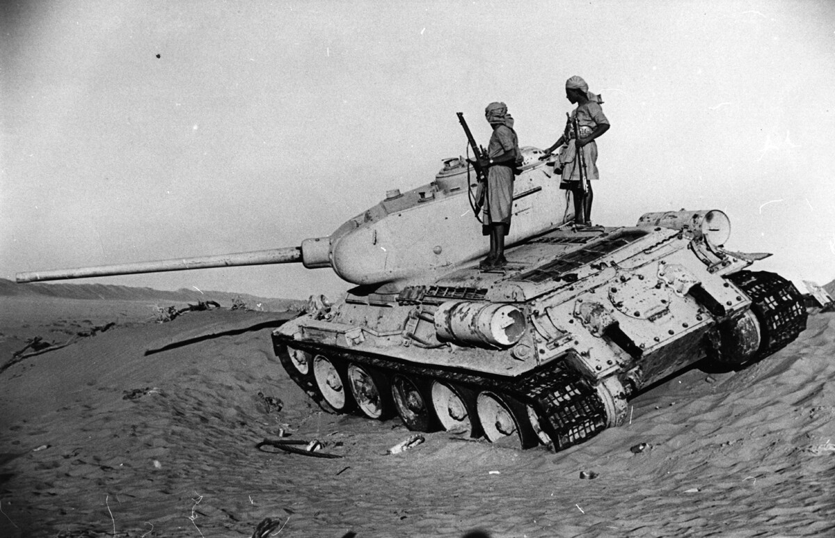 17. april 1964: Dva Arabca varujeta svoj ruski tank 'T34/85' v Jemnu.