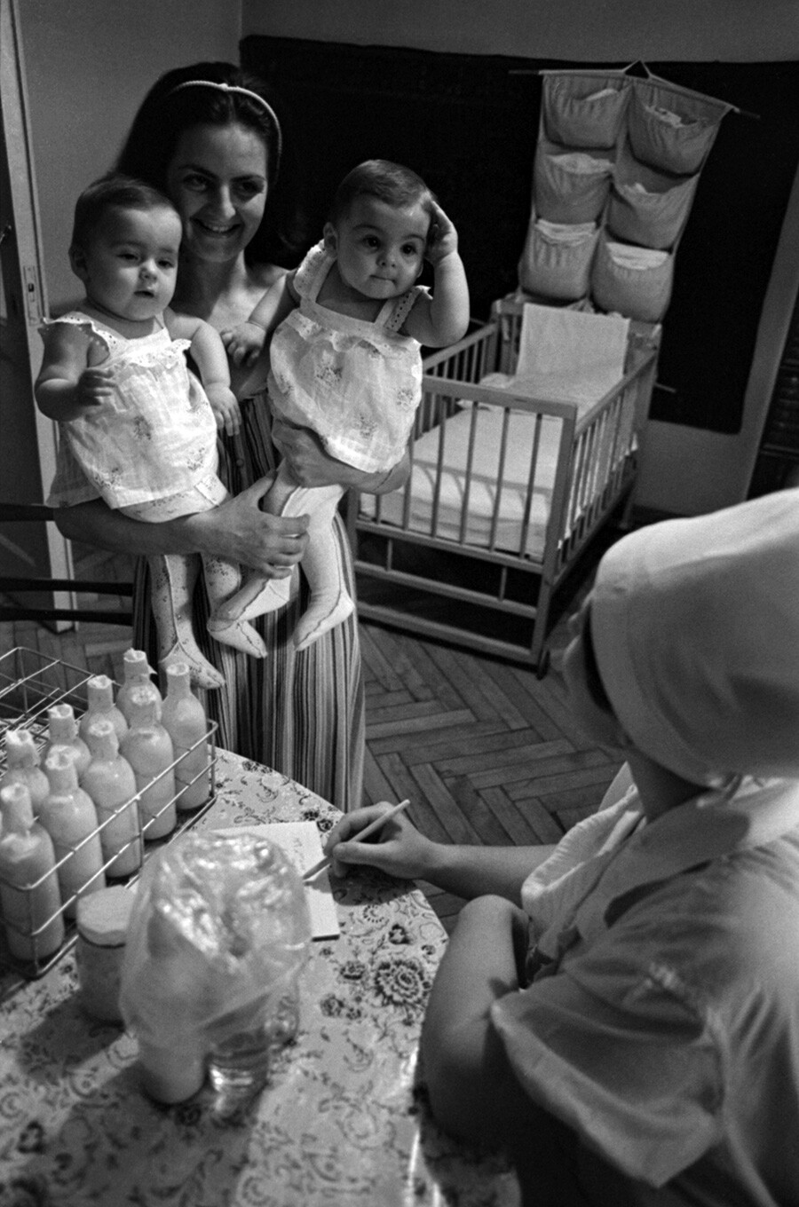 Una enfermera repartiendo comida para bebés a domicilio, 1987