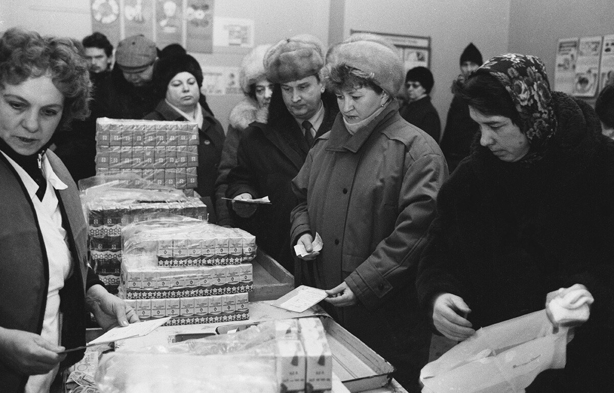 Una cola para comprar alimentos infantiles en una cocina dispensadora de leche, Moscú, 1 de marzo de 1992