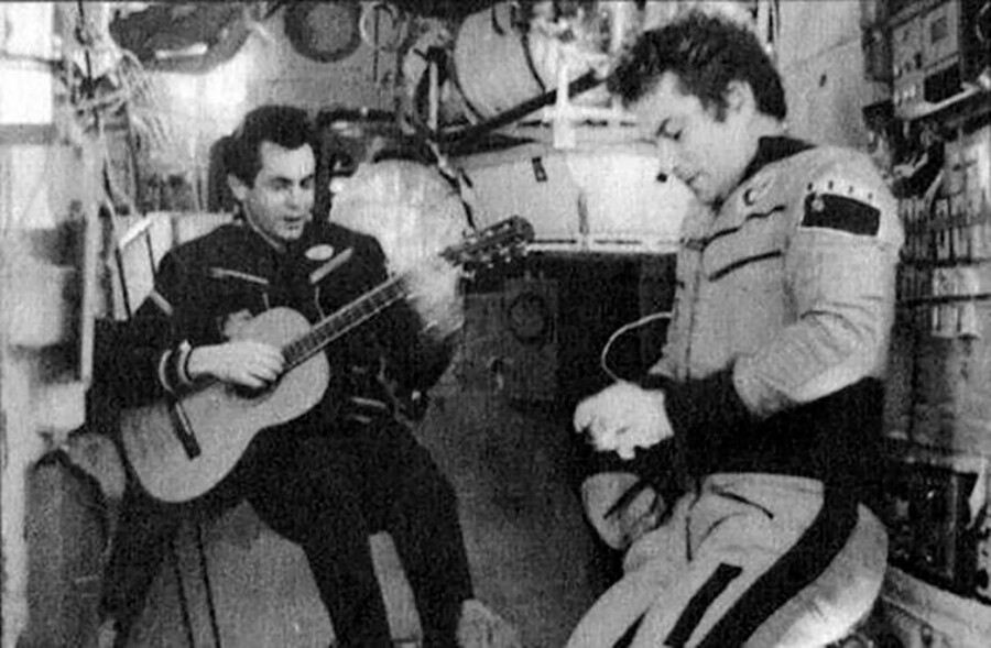 Kozmonavta Aleksander Ivančenkov (s kitaro) in Vladimir Kovaljonok