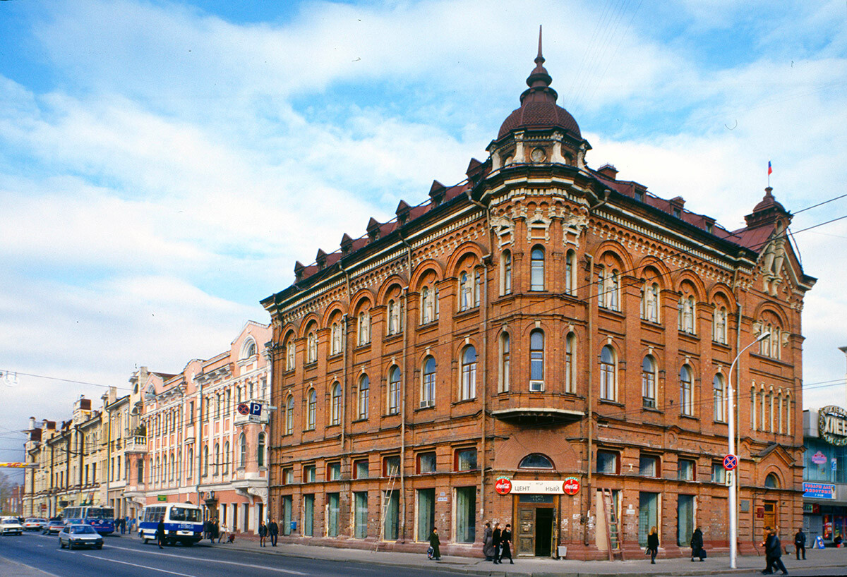 « Boutique de mode » N. S. Zaslavski, 105 avenue Lénine. Construite en 1898-99 ; exemple d’architecture commerciale au « style brique »