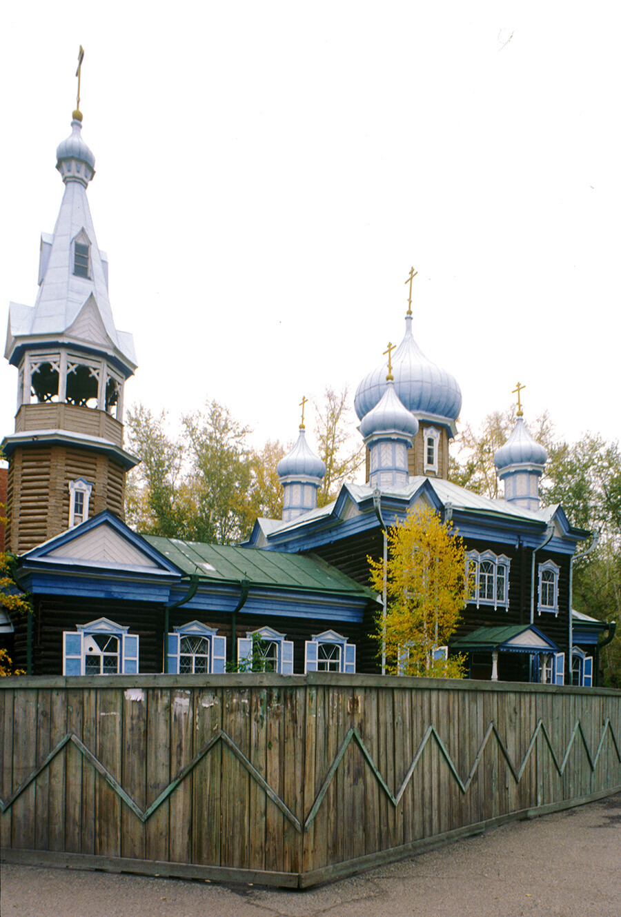 Église vieille-croyante de la Dormition, vue sud-ouest. Structure en bois construite en 1909-13 pour la communauté des vieux-croyants orthodoxes de la région de Tomsk