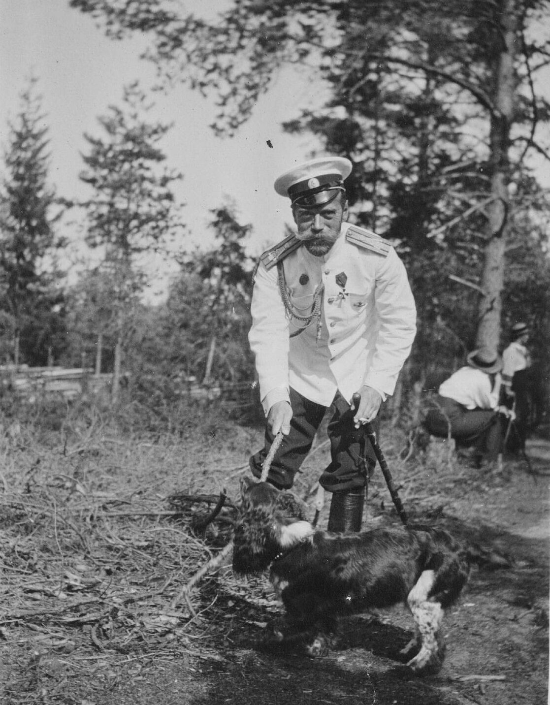 Nikolaus II. spielt mit Joy, dem Hund seines Sohnes.
