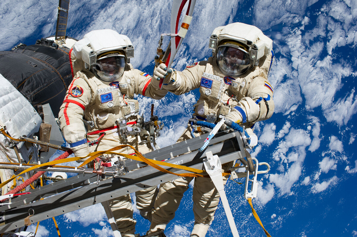 O.V. Kotov y S.N. Riazansky en el espacio abierto, el 9 de noviembre de 2013 