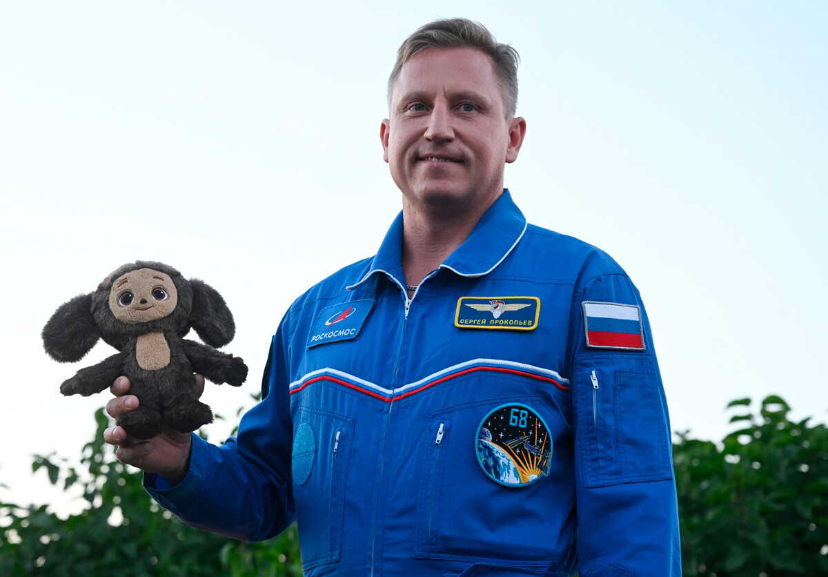 El piloto-cosmonauta ruso Serguéi Prokopiev con Cheburashka