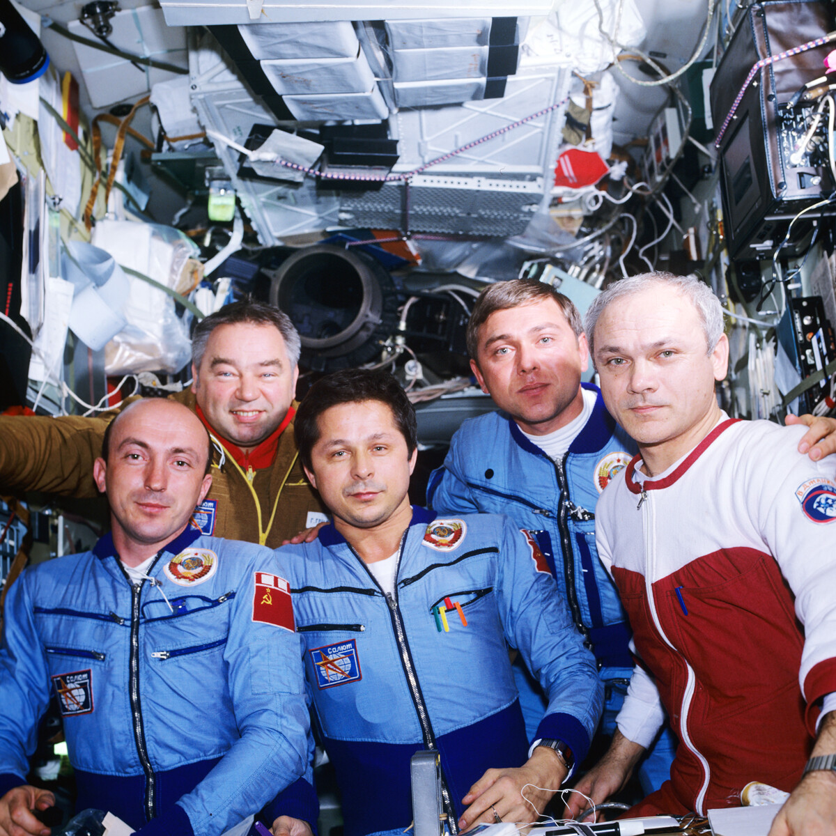 Станция салют 7 1985 год. Салют 7 Джанибеков Савиных. Салют 7 космонавты Джанибеков и Савиных.