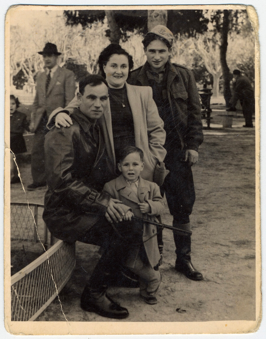 Zus, Sonia, Aron y Yakov Belski posan en el parque de Ramat Gan