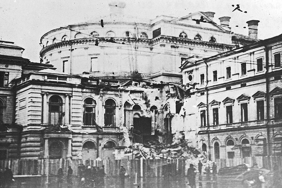 El teatro tras el bombardeo, 1941