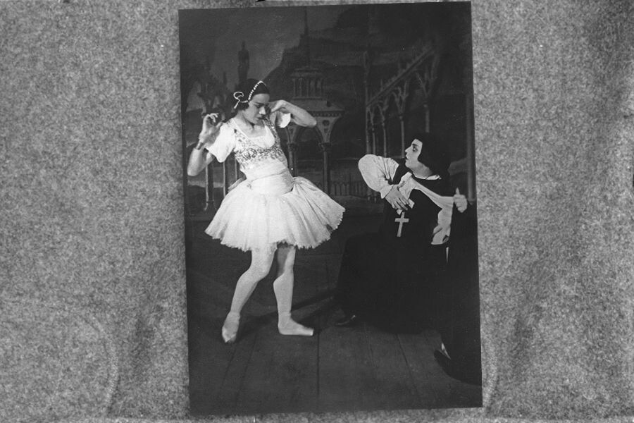 Olga Iordán como Esmeralda en la escena del ballet 
