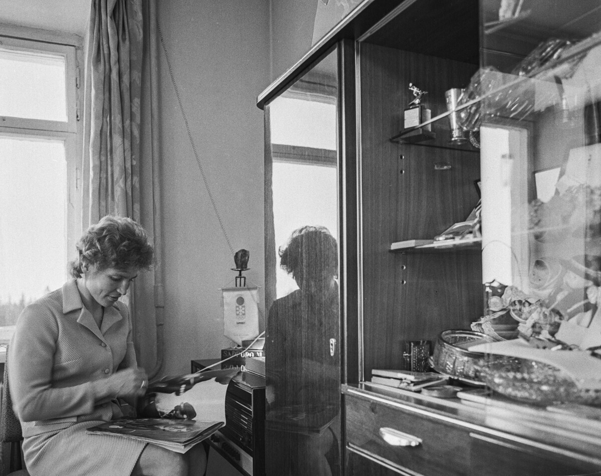 A esquiadora soviética e campeã olímpica Galina Kulakova em seu apartamento em Izhevsk, 1972.

