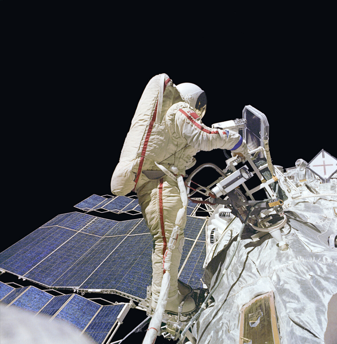 Pilot-kozmonaut SSSR-a Vladimir Džanibekov tijekom izlaska u otvoreni svemir, 25. srpnja 1984. 