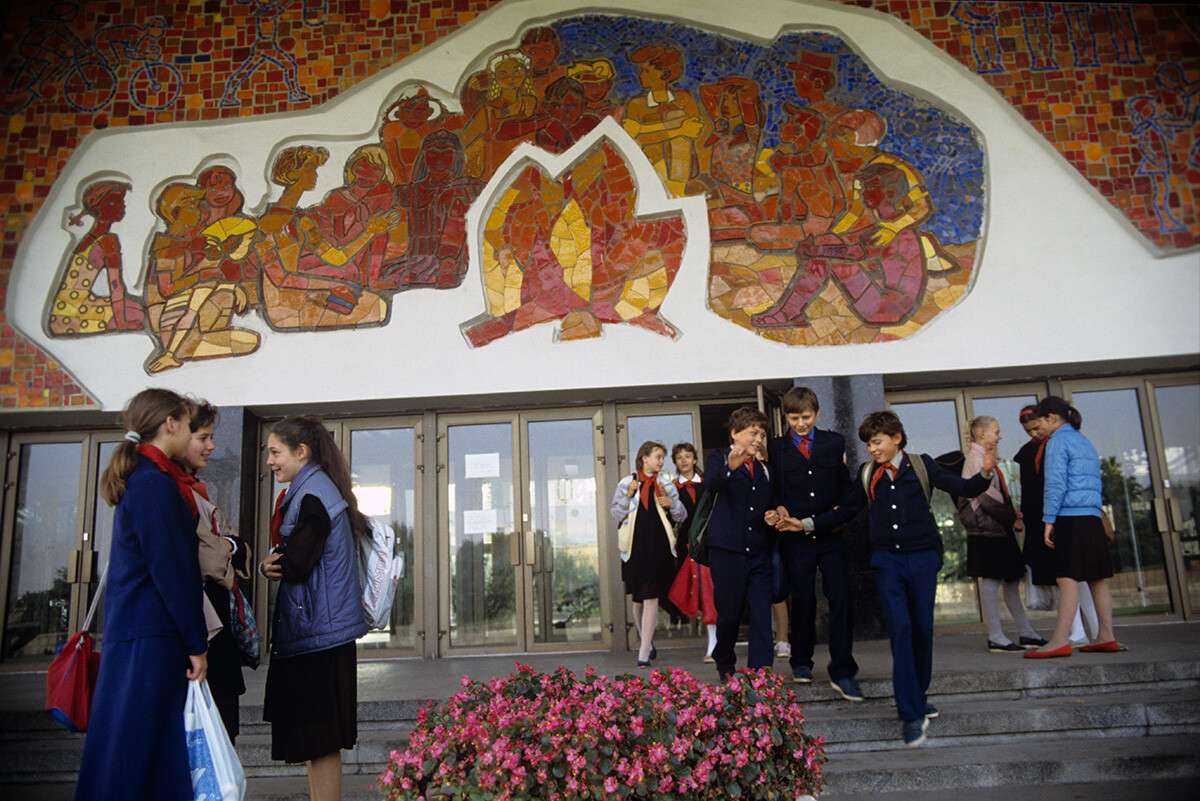 Ob vhodu v eno od stavb mestnega Dvorca pionirjev in šolarjev, 1988