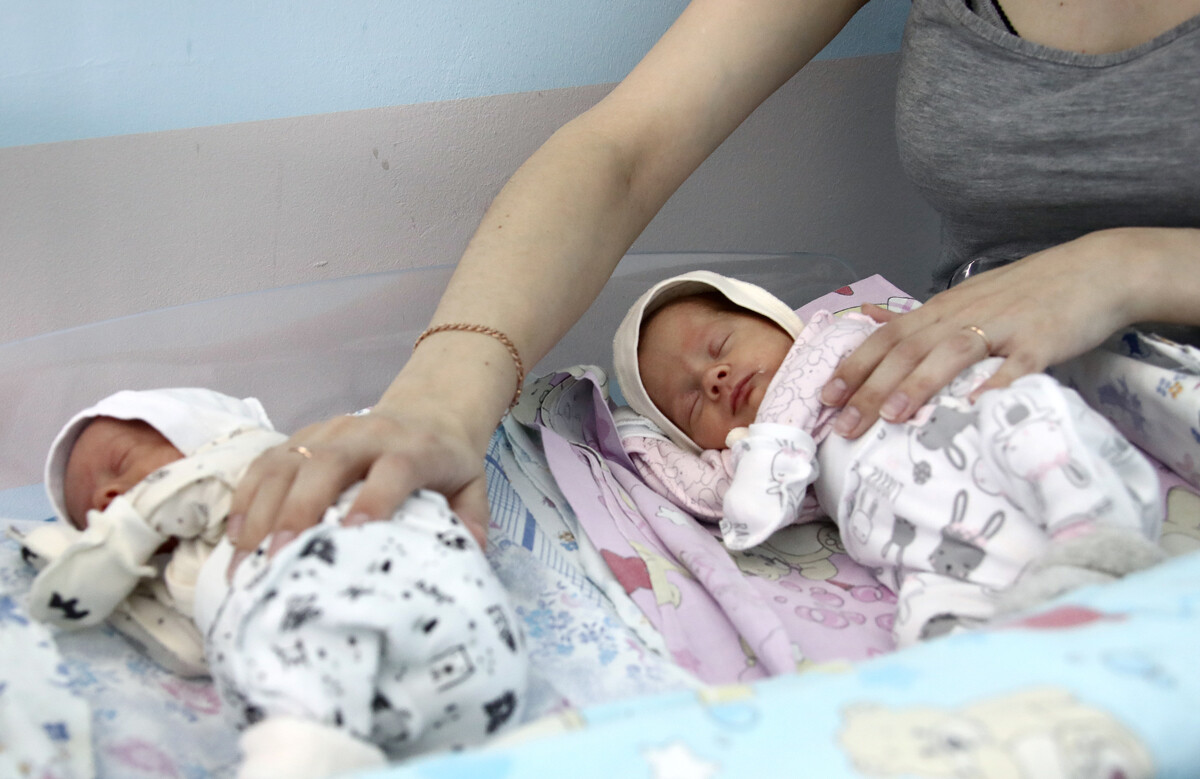 Moskva. Ženska z novorojenčkama v porodnišnici št. 29. 