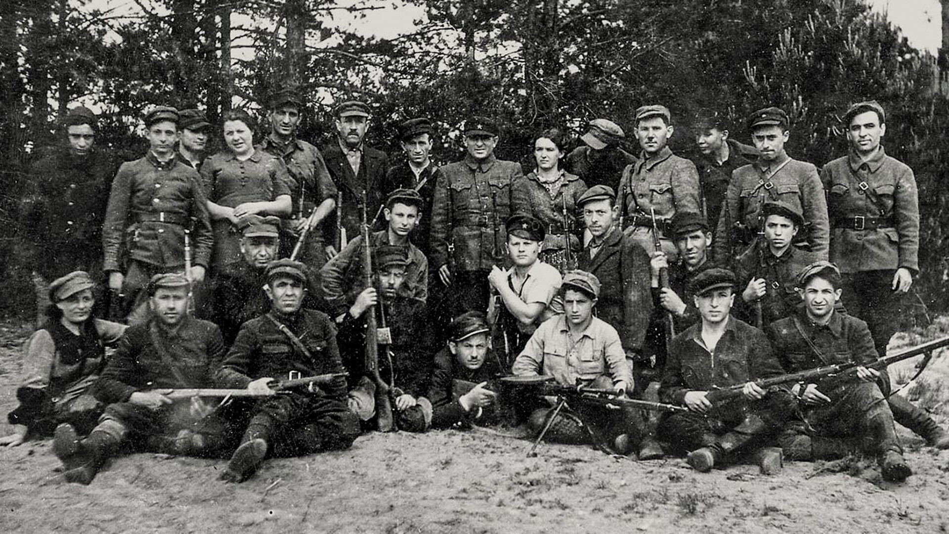 Eine Gruppe von Partisanen aus verschiedenen Abteilungen, darunter die Bjelskij-Abteilung, in Nalibókskaja Púschtscha, 20. Juli 1944.