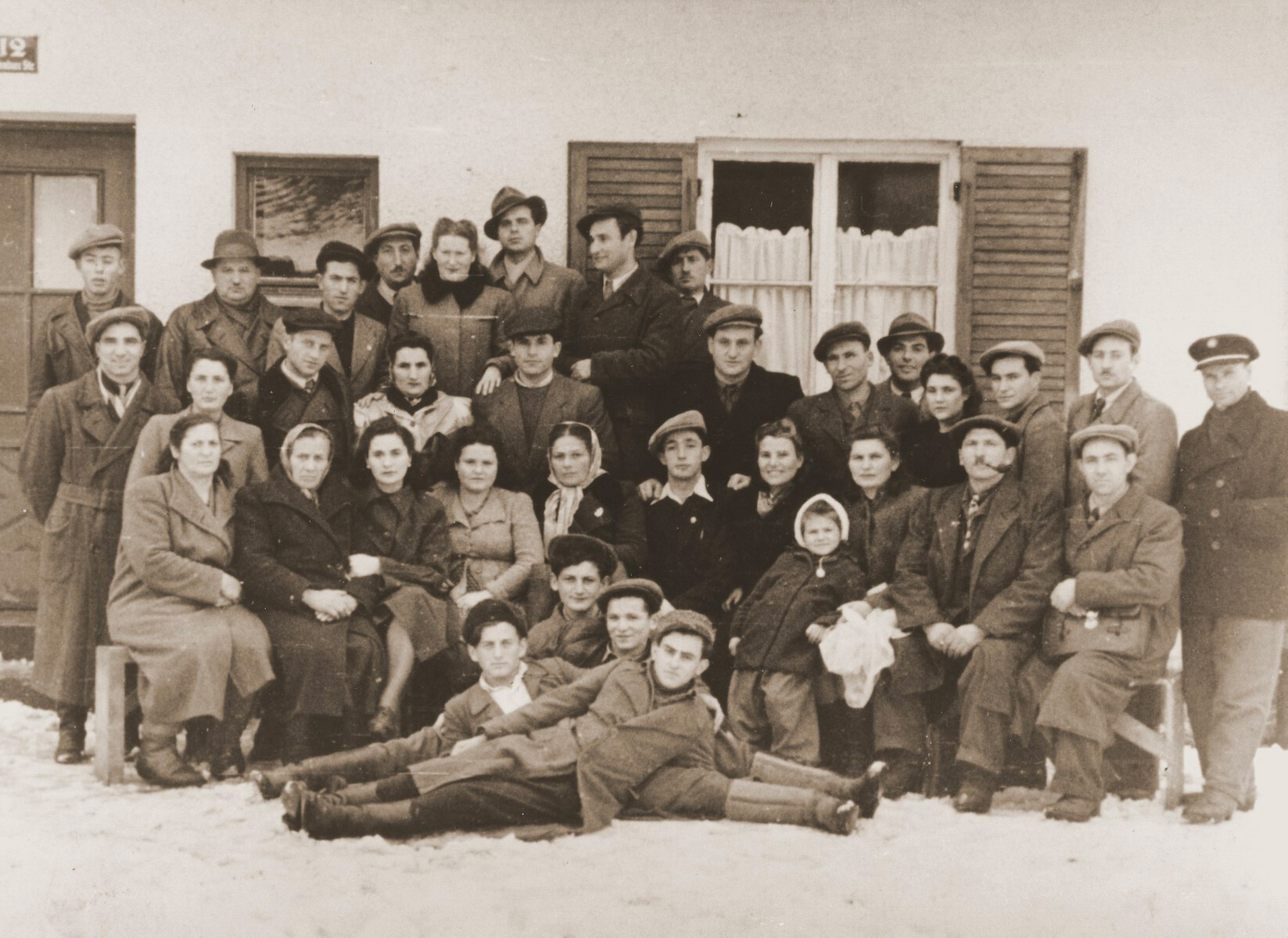 Gruppenbild ehemaliger Bjelskij-Partisanen aus Nowogrodek, aufgenommen im Displaced Persons Camp Föhrenwald.