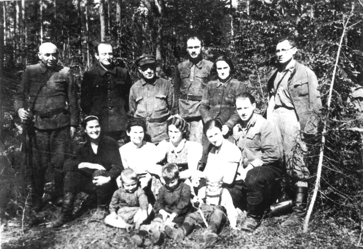 In der Einheit der Familie Bjelskij. Nalibokskaja Puschtscha, Mai 1944