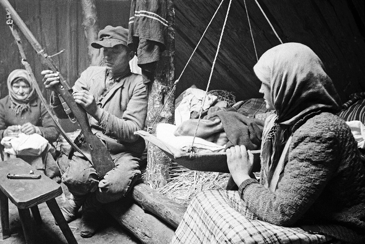 In einem Partisanenkommando. Weißrussland, 1943.