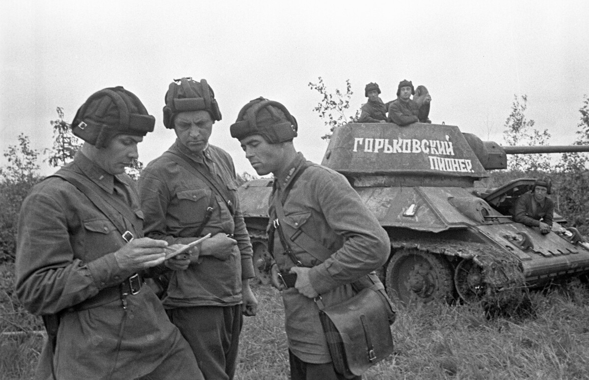 Экипаж танка получает боевое задание, 1942 г.