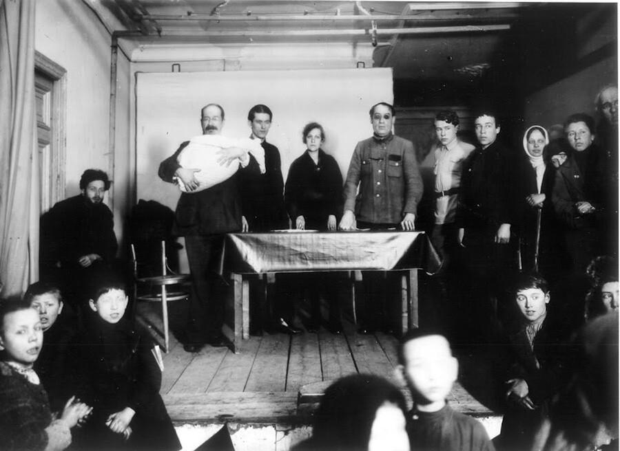 Нарком просвещения А. В. Луначарский принимает ребенка на октябринах в одном из московских рабочих клубов. 16 ноября 1924 года