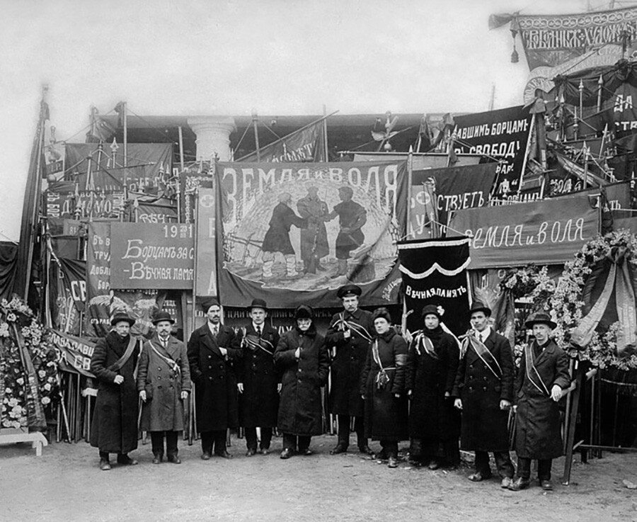 Beerdigung der Opfer der Februarrevolution. Mitglieder des Begräbniskomitees