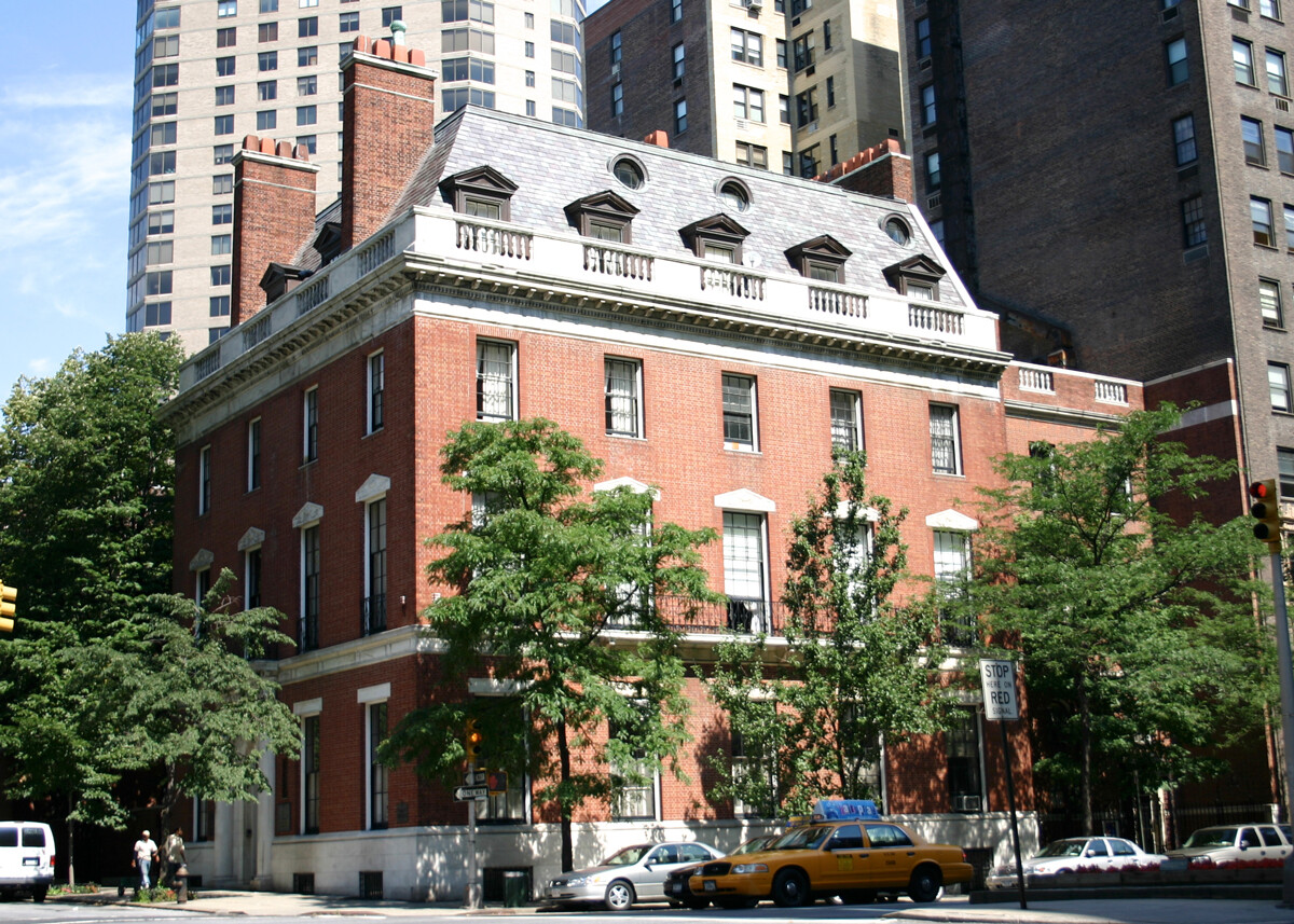 La Francis F. Palmer House, 75 East 93rd St. en Park Avenue, donde ahora se encuentra el icono (ahora el edificio es la sede de la Iglesia Ortodoxa Rusa fuera de Rusia).
