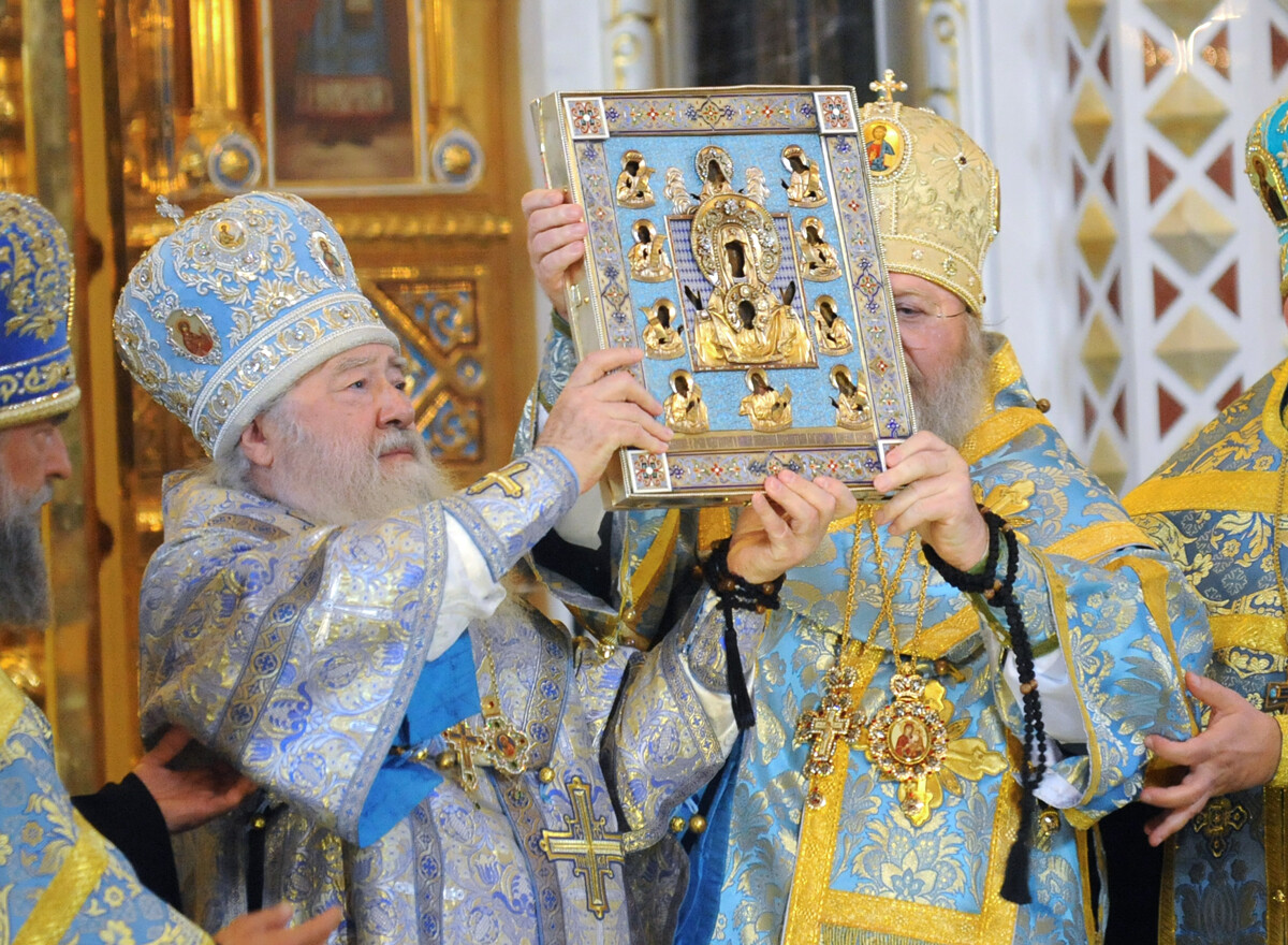 El metropolita Yuvenaly de la Iglesia Ortodoxa Rusa y el metropolita Hilarión de la Iglesia Ortodoxa Rusa fuera de Rusia sosteniendo el icono de Kursk durante su visita a Moscú, 2009.