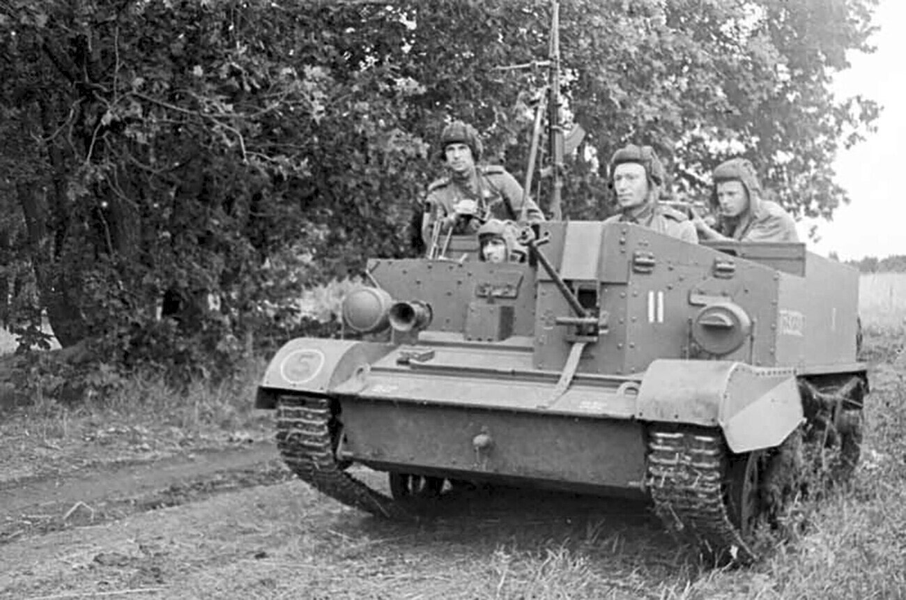 Универзални оклопни транспортер (Universal Carrier)