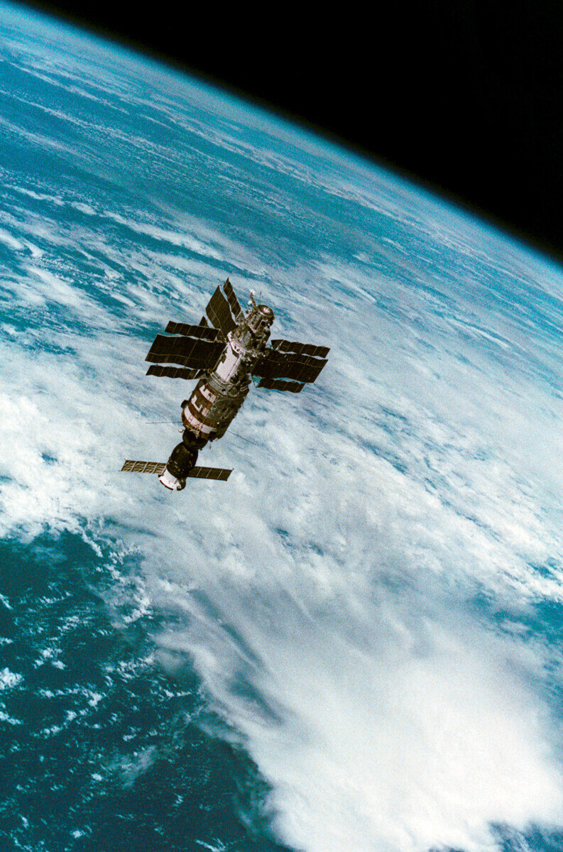 Estação orbital Salyut-7 com a espaçonave Soyuz T-14 durante o voo. A foto foi tirada da espaçonave Soyuz T-13, em 12/11/1986