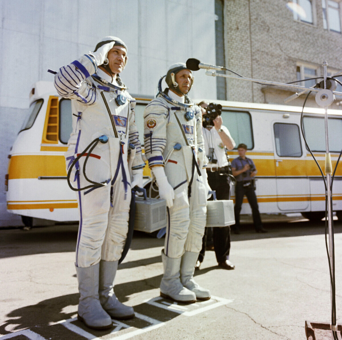 Tripulação da espaçonave Soyuz T-13 Vladimir Djanibekov (à esquerda) e Viktor Savinikh (à direita) antes do lançamento, em 06/06/1985