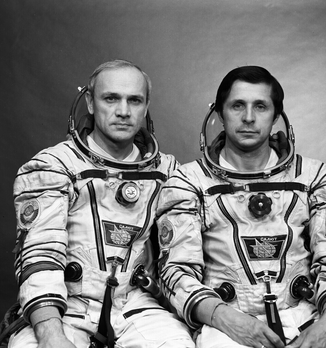 Tripulantes da espaçonave Soyuz T-13 Vladimir Djanibekov (esquerda) e Viktor Savinikh (direita)