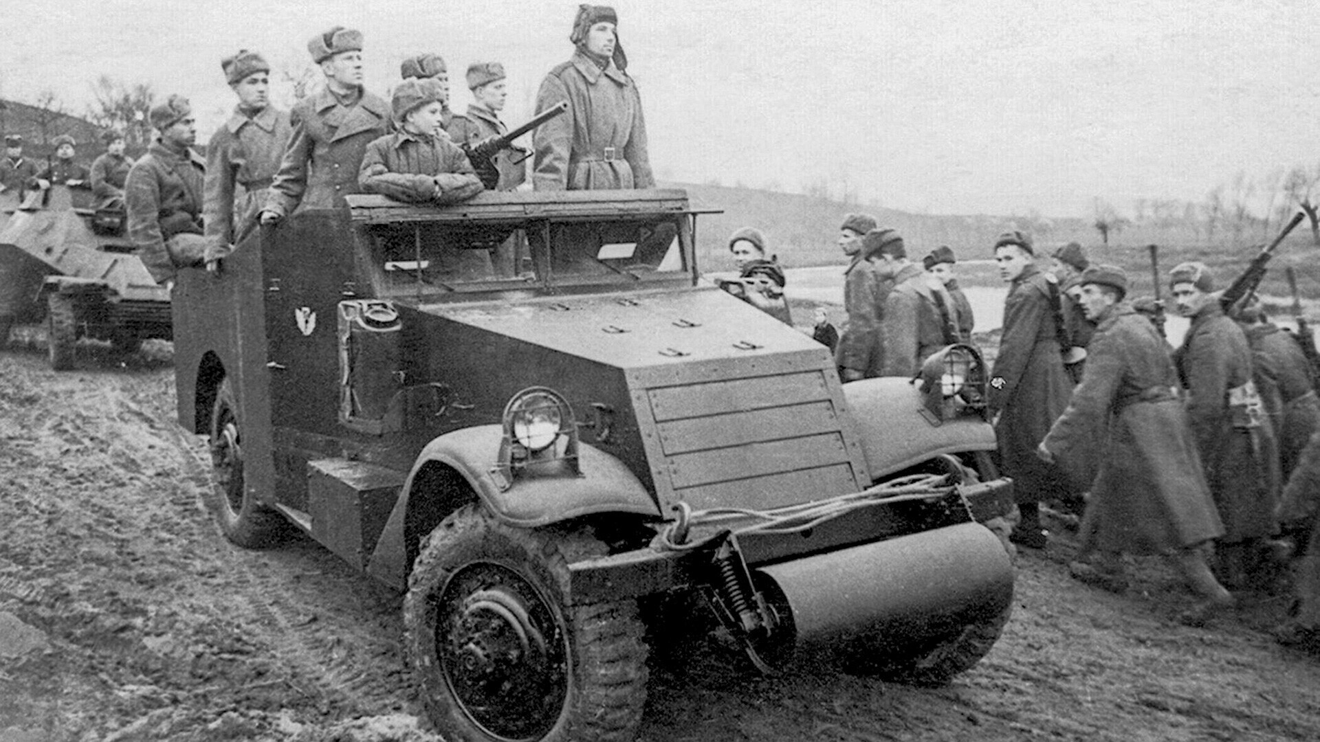 Veículo blindado de transporte de pessoal M3A1 “Scout”. 