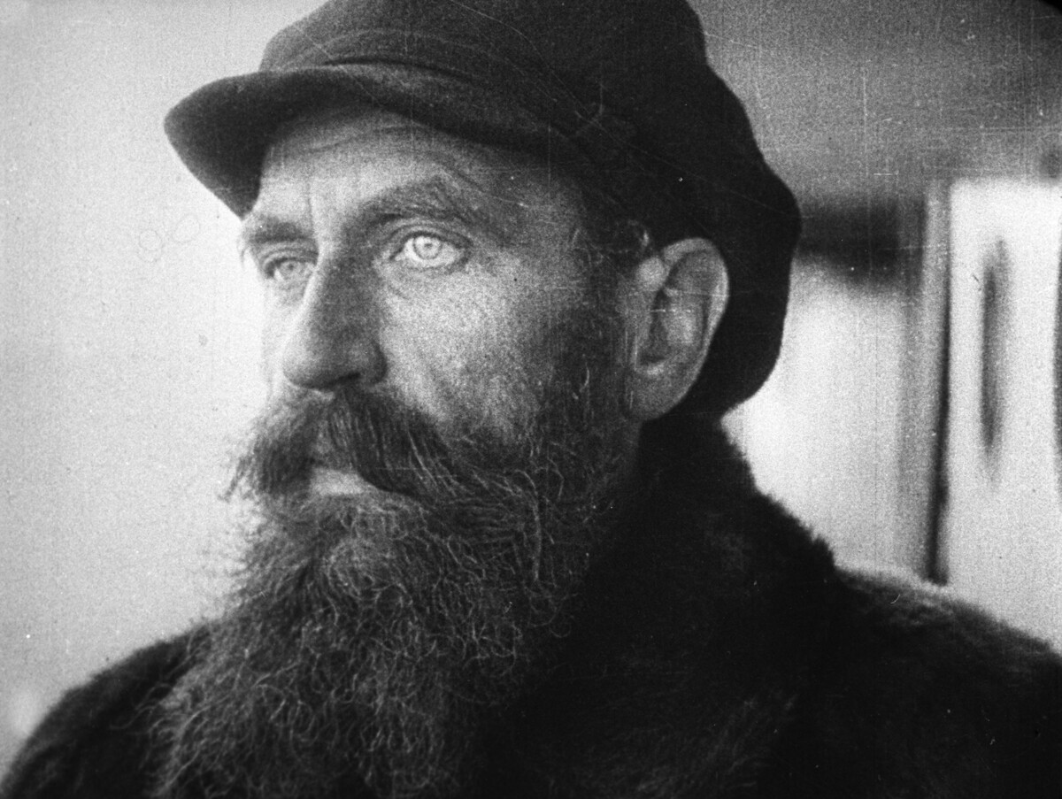 Otto Schmidt, raziskovalec severa, vodja arktične odprave na ledolomilcu 'Čeljuskin'. Posnetek iz kronike, 1933 