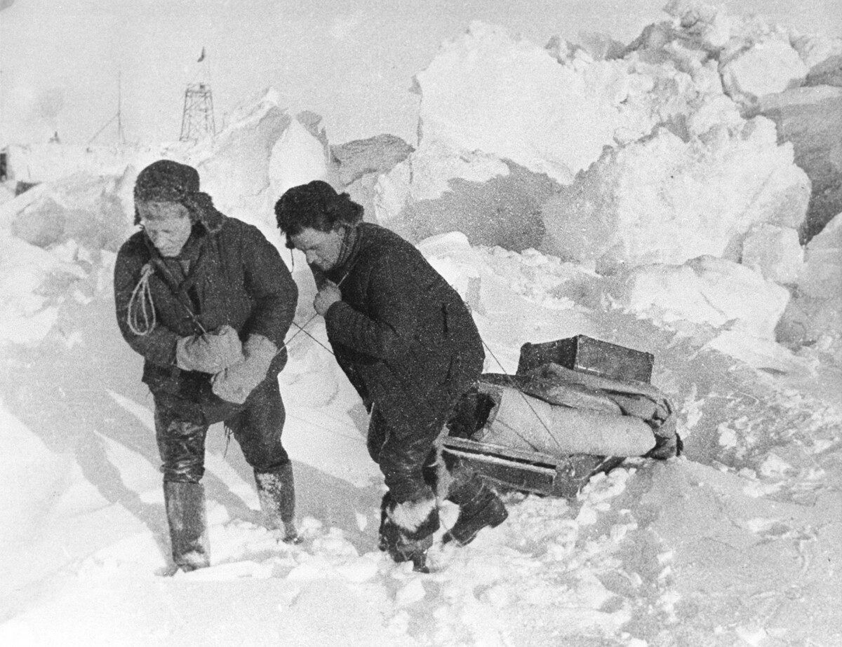 Člani posadke parnika 'Čeljuskin', ki mu je poveljeval Otto Schmidt, med prisilnim prezimovanjem na ledeni ploskvi v Arktičnem oceanu. 1934.