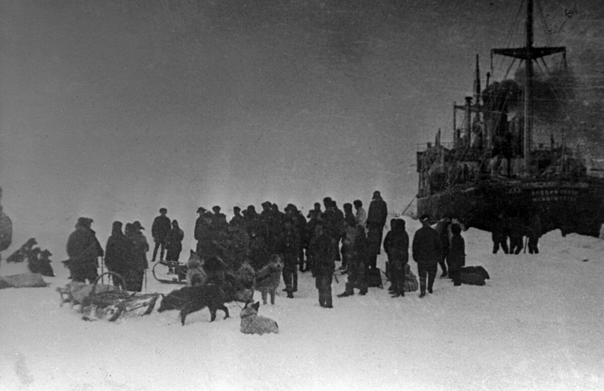 Člani odprave parnika 'Čeljuskin' se pripravljajo na odhod na kopno (Zaključek reševalne akcije 13. aprila 1934) 