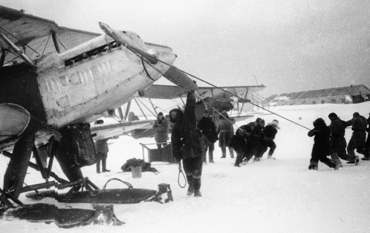 Reševanje posadke parnika 'Čeljuskin', ki je februarja 1934 potonil v ledu. Skupina pilota Nikolaja Kamanina utrjuje letalo na ledeni ploskvi 