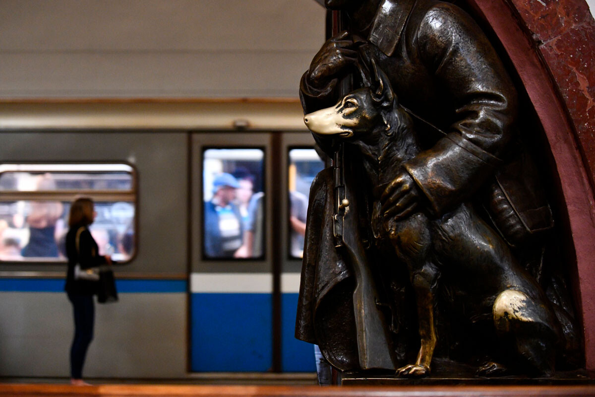 Stazione della metropolitana di Mosca “Ploshchad revoljutsii” (“Piazza della Rivoluzione”). Si ritiene che sfregare il naso del cane della statua della guardia di frontiera porti fortuna