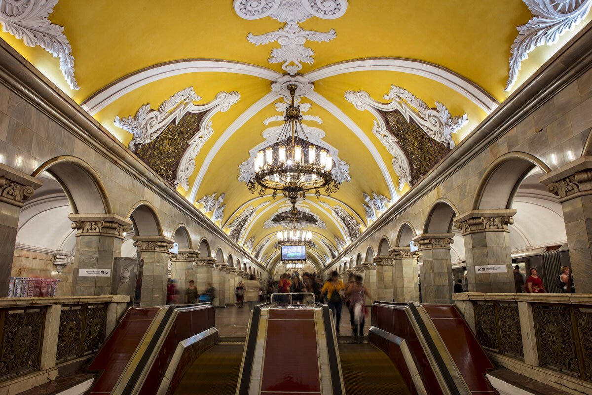 La stazione Komsomolskaja della Linea circolare della Metropolitana di Mosca è tra le più sfarzose: ha un grandioso soffitto in stile barocco, dipinto in giallo chiaro, con mosaici e motivi floreali. Il soffitto è sostenuto da 68 colonne di marmo bianco ottagonali con capitelli ionici